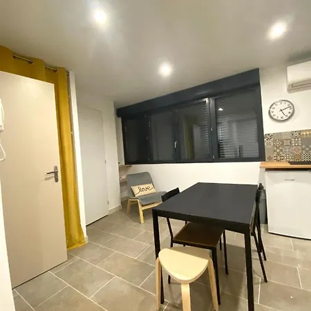 Republique #5 Apartment